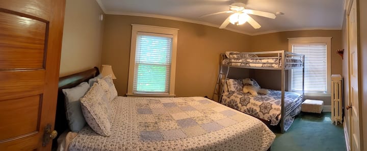 Kitanda cha ghorofa cha ukubwa kamili na kitanda cha malkia kinalala vizuri hadi 6!