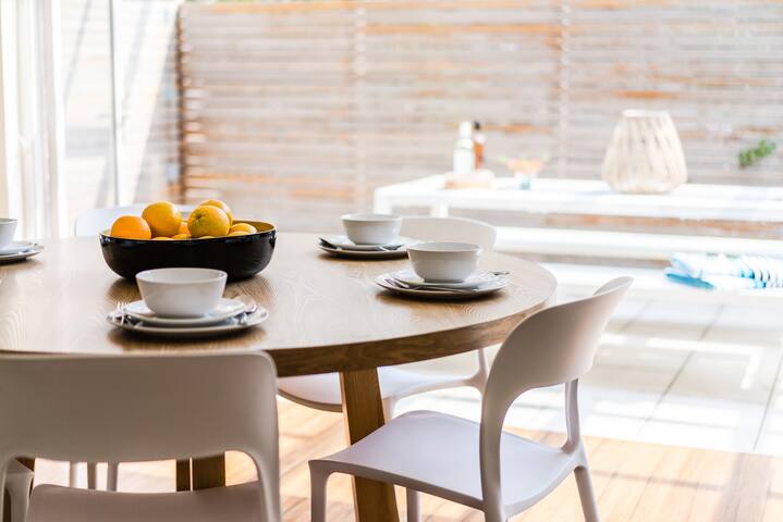 Stylish, Modern 4 bedroom Apartment in Bondi Beach gallery image 2