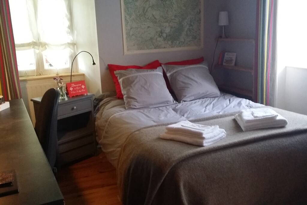 Une grande chambre indépendante, calme et très claire