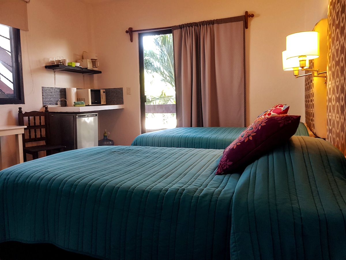 Სტუდიო მინი-სამზარეულოთი. ჩვენ გვაქვს საჭმლის მოსამზადებლად საჭირო ნივთები. Რა არ არის ფოტოზე, რომელიც შეგიძლიათ მოითხოვოთ და ჩვენ განვათავსებთ მას ოთახში თქვენთვის.