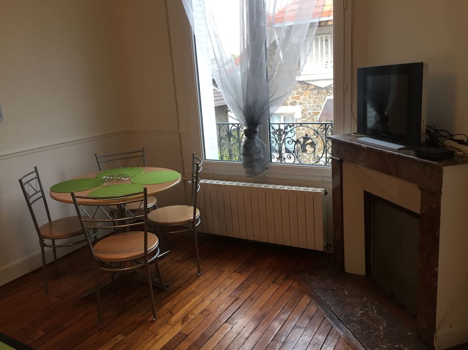 Table et chaises pour déjeuner et diner