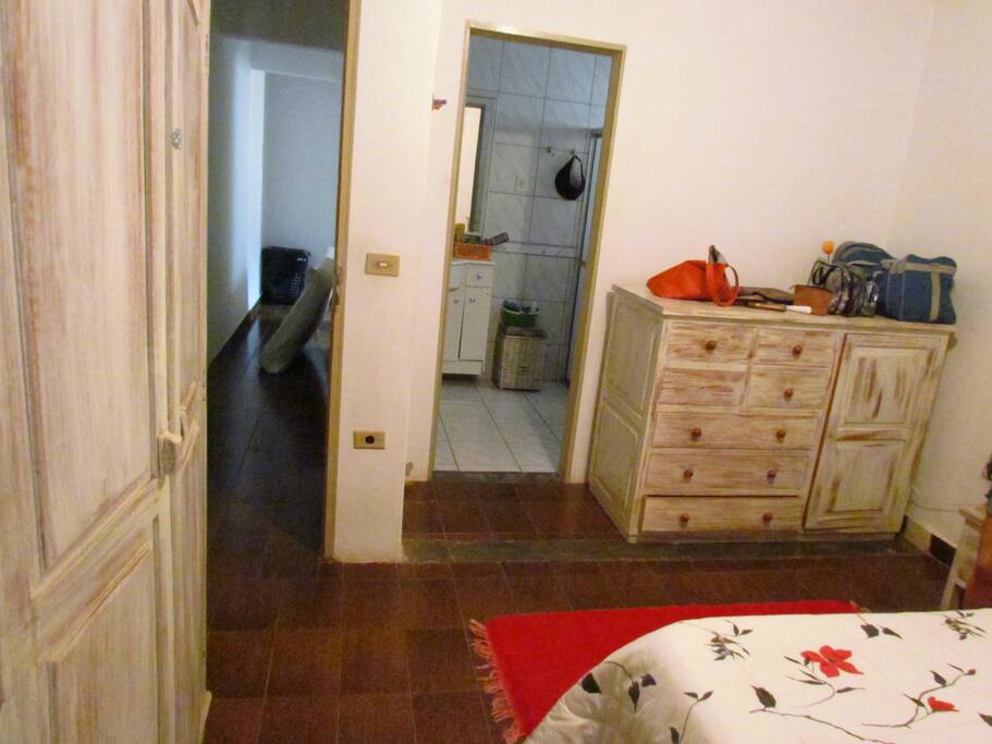 quarto de casal com banheiro.