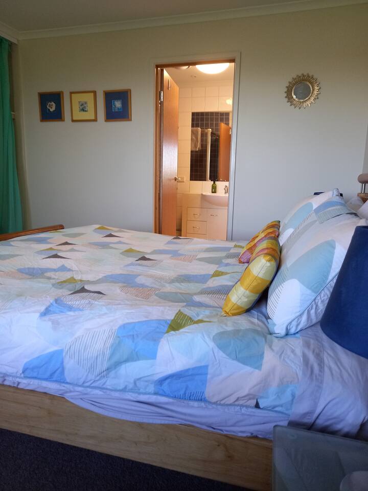 2ème chambre avec accès par salle de bain attenante