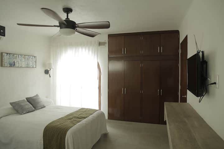 Დაურთეთ კარადა ნივთების შესანახად და ტელევიზორი