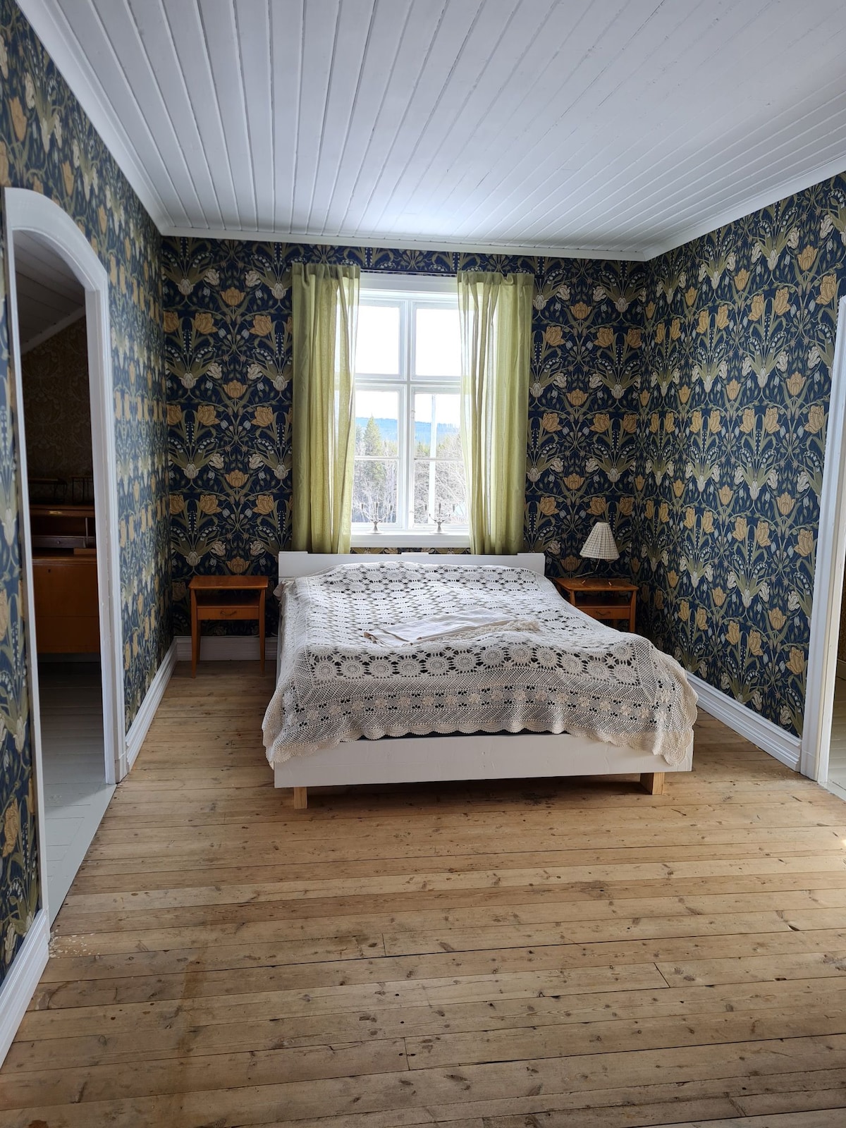 ห้องนอนใหญ่พร้อมเตียงคู่ 