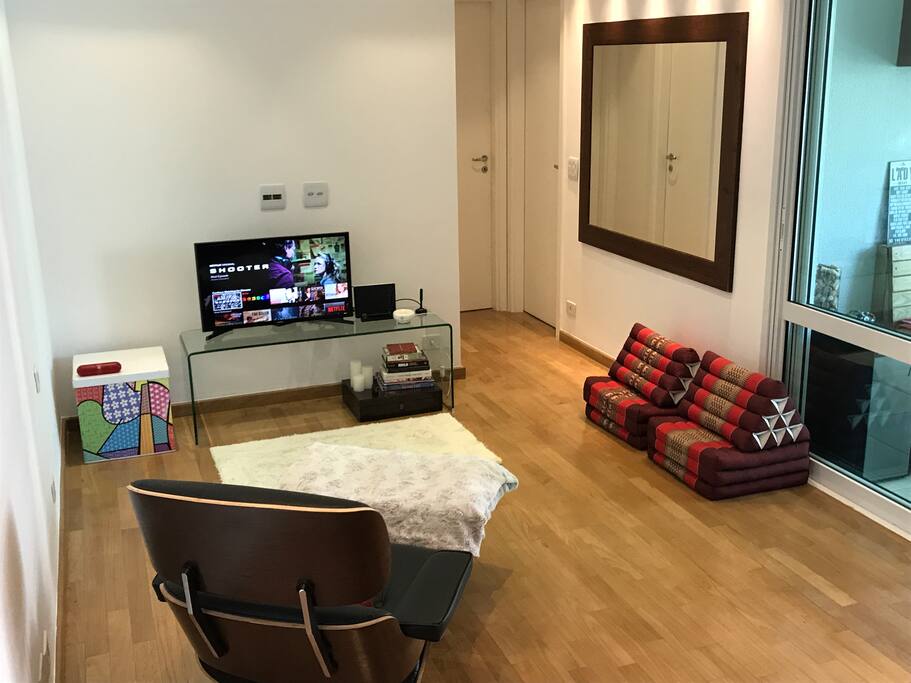 Você pode eleger um dos futons e deitar para curtir um episódio na Netflix!
You can choose one of the futons and lie down to enjoy an episode on Netflix!