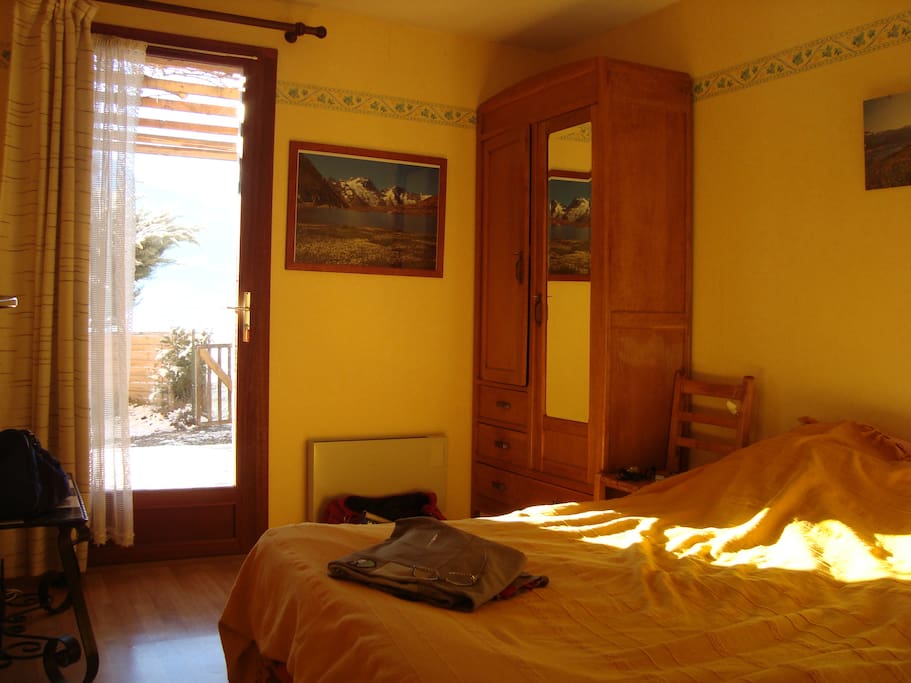 belle chambre ensoleillée