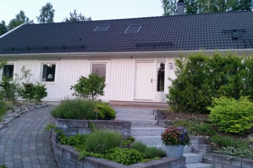 Grönt och skönt som möter dig när du går upp till husets entré