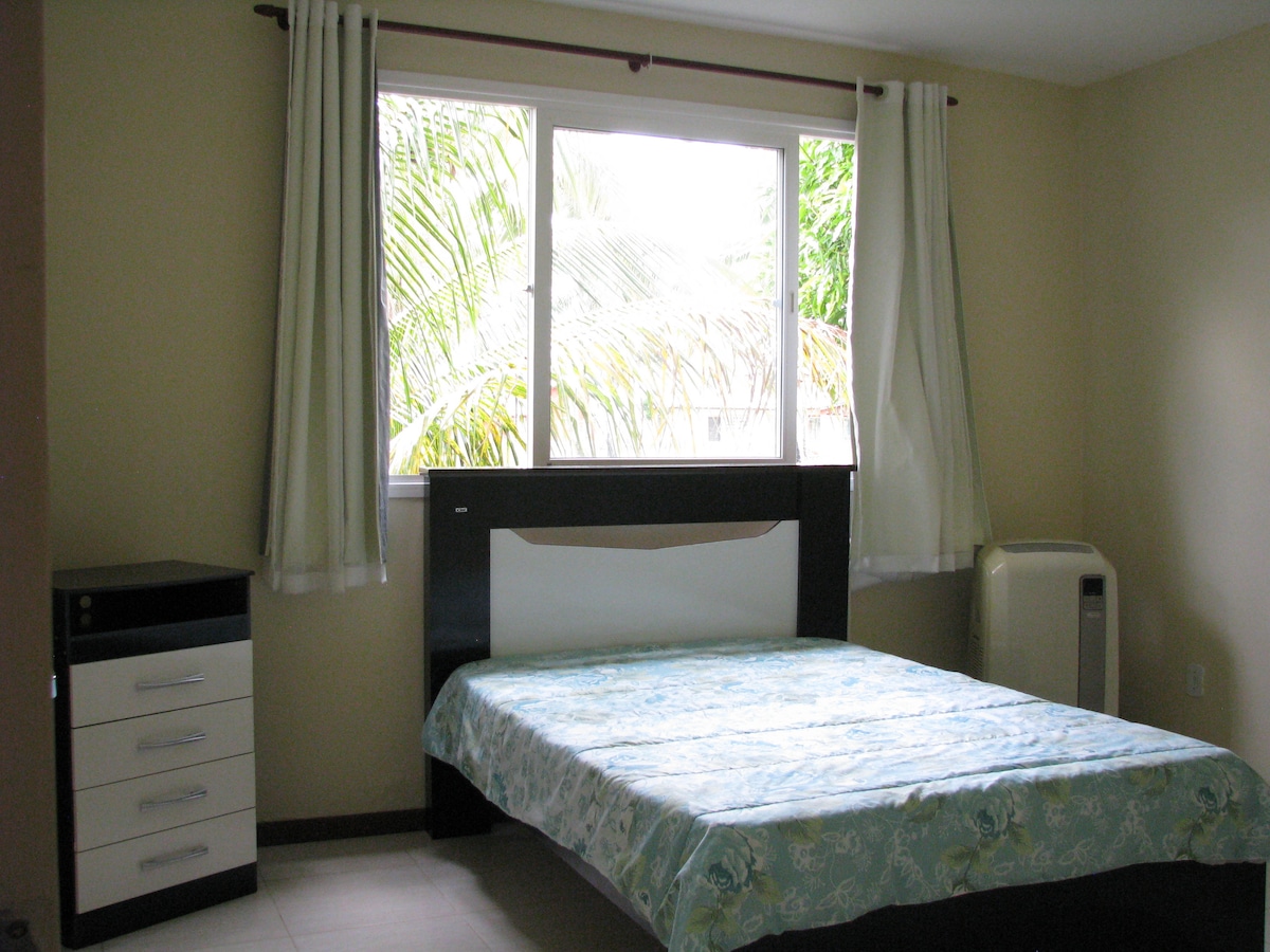 קומת קרקע עם חדר זוגי. מיזוג אוויר נייד. אידיאלי לקשישים לא צריך לעלות במדרגות.