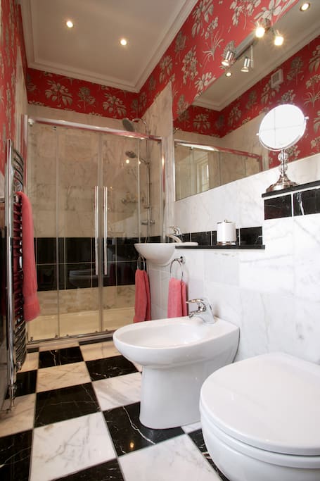 The Pear Tree Room's en suite shower room