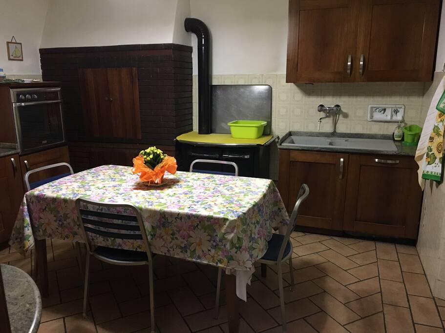 Cucina con stufa , lavastoviglie, forno, frigorifero, TV.