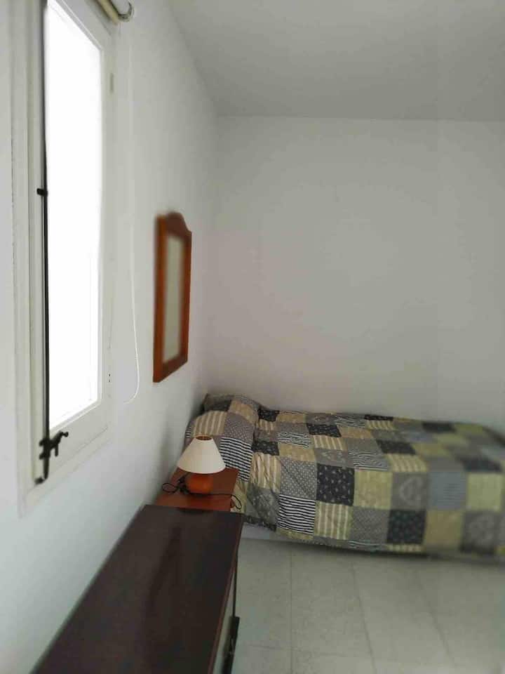 Trojlôžková spálňa s balkónom a výhľadom na bazény 