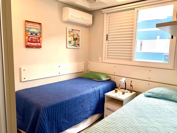 חדר שינה 3 , קומה תחתונה: שתי מיטות יחיד, ארון מובנה, מיזוג אוויר מפוצל 