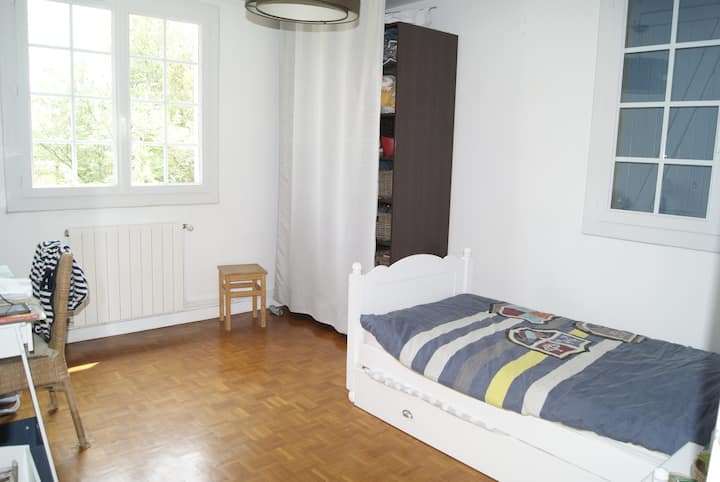 Spálňa 4 poschodie 1 posteľ 1 osoba + 1 posteľ 1 osoba pod posteľou v zásuvke