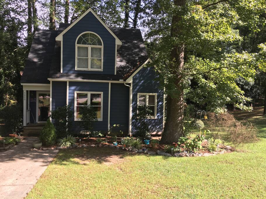 House is located in the cut-de-sac for ample parking.