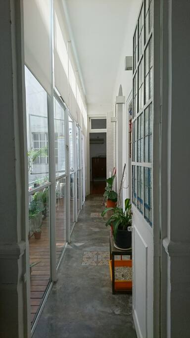 Galería interna. Unión entre Hall de entrada, baño, cocina, dormitorio y acceso al comedor y living. // Internal big corridor with access to main hall, bathroom, kitchen, room and living room.