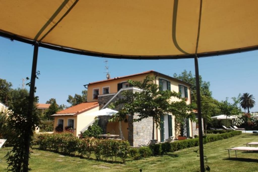 Esterno, il giardino