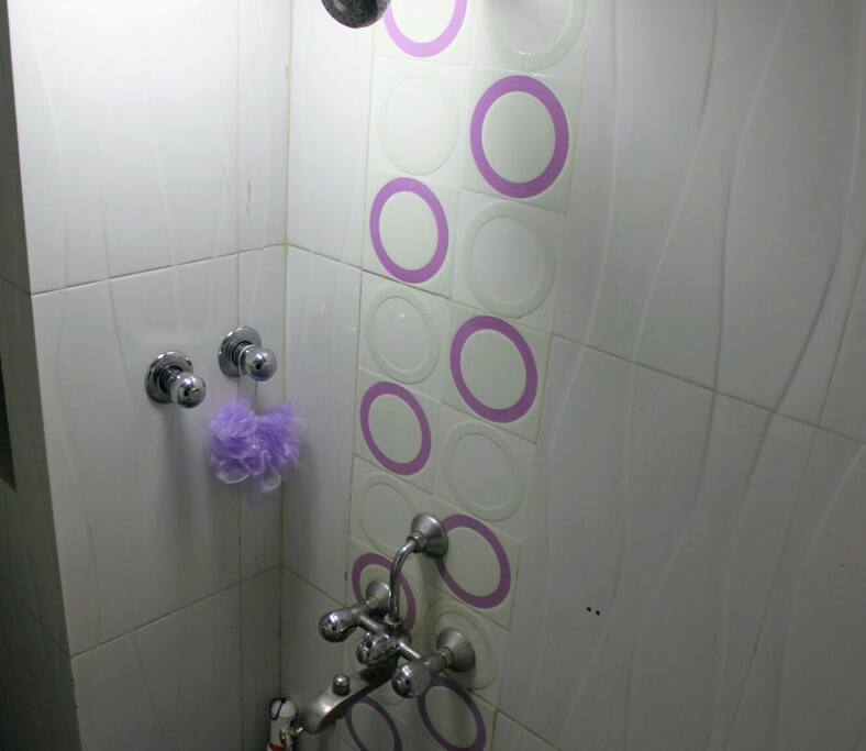 Clean & compact bathroom!