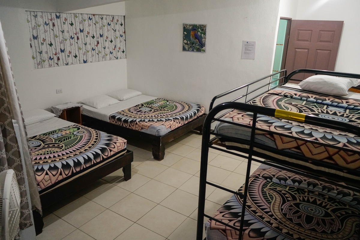 Esta habitación es lo suficientemente grande para 6 personas. 