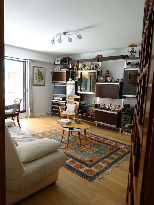 Le salon/salle à manger. Chaque pièce donne sur la terrasse