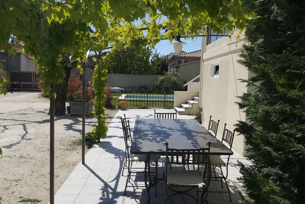 terrasse ombragée et mobilier en fer forgé attenant à l'appartement