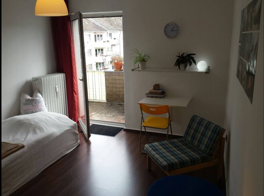 Blick in Richtung des Balkons // view towards the balcony