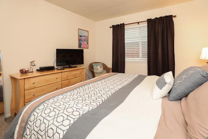 Მთავარი საძინებელი ბრტყელეკრანიანი საკაბელო ტელევიზიითა და DVD-დამკვრელით. 