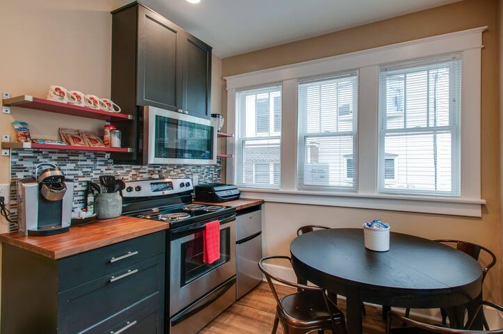 8 Bedroom/6 baths. SleepACrowd! Music Row Songbird gallery image 4