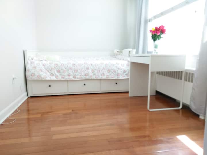 A Sunny Private Room Near Lawrence / Keele Houses for Rent in Toronto