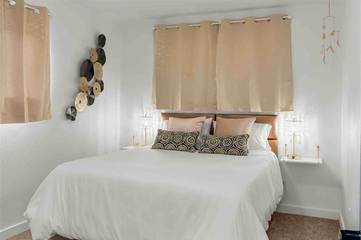 Kitanda cha ukubwa wa Malkia, taa za kugusa na plagi za usb, mashine ya sauti, mapazia ya giza ya chumba. Kidogo cha glam. 