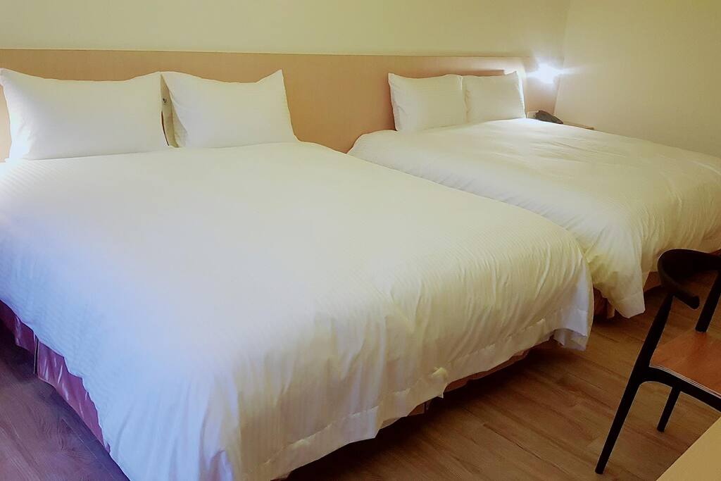 Quad Room (2 Queens)
經典 4人房,2 大床