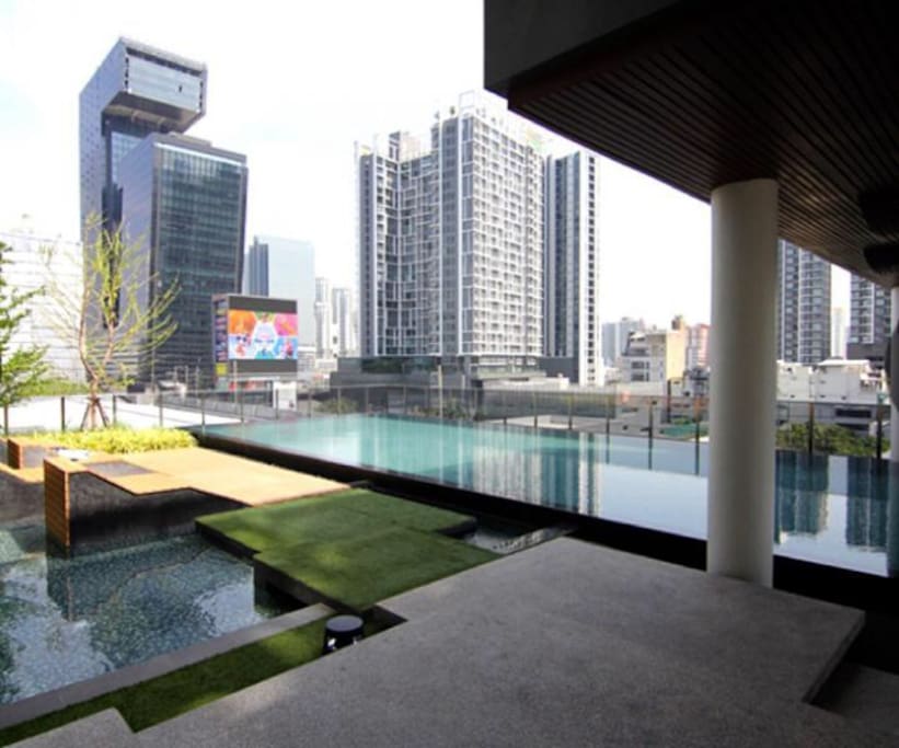Cozy swimming pool and garden in the center of district