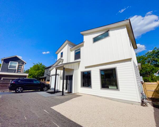 10min to Downtown, Quiet Oasis, New Build! gallery image 2