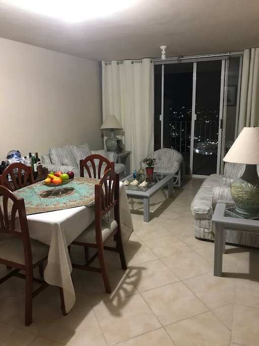 Estancia, comedor y sala.