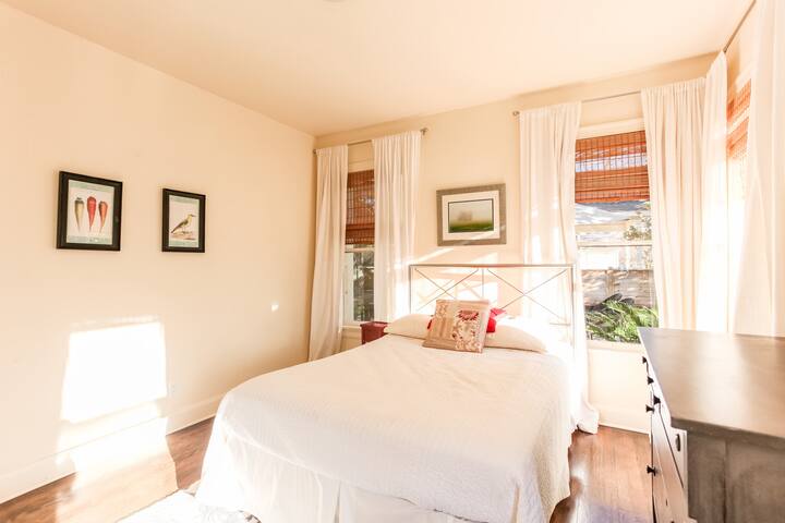 Charming 4BR Rosedale Home Sleeps 10! gallery image 5