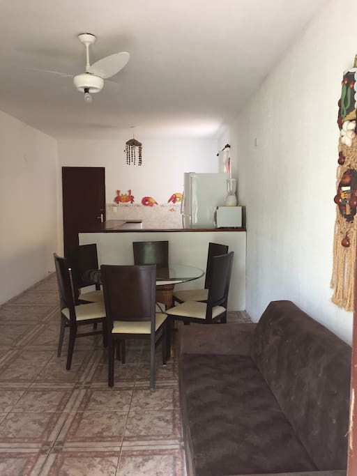 COZINHA COMPLETA E SALA DE ESTAR COM TV