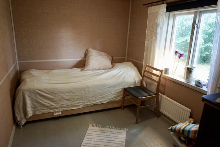 غرفة يمينية بسرير فردي