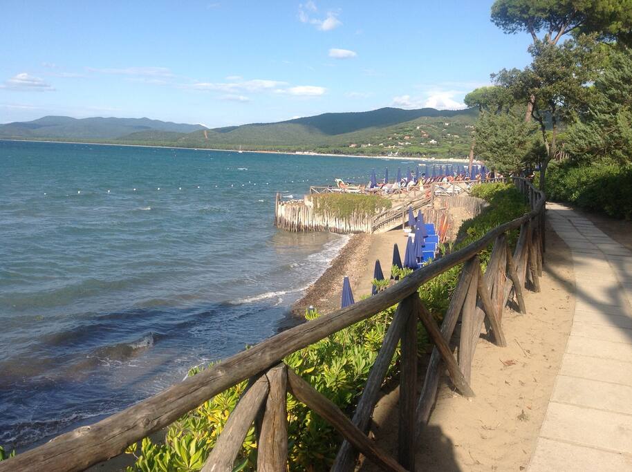 From the apartment you arrive directly to the seaside