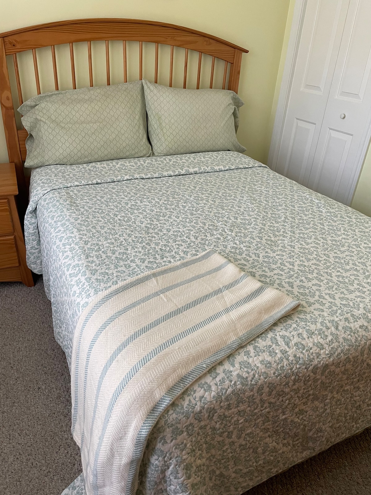 1. spavaća soba (posteljina svijetle boje)