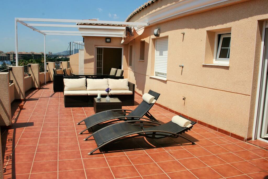 Terraza de 62 m2 con vistas al mar y totalmente equipada