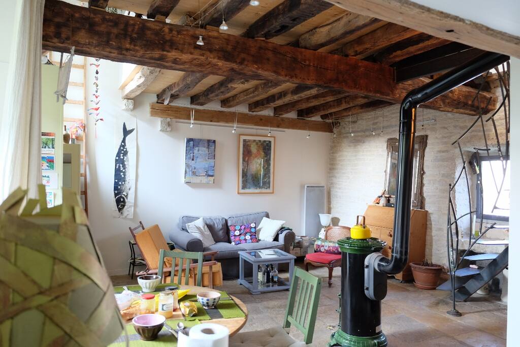 Le coin repas et le salon