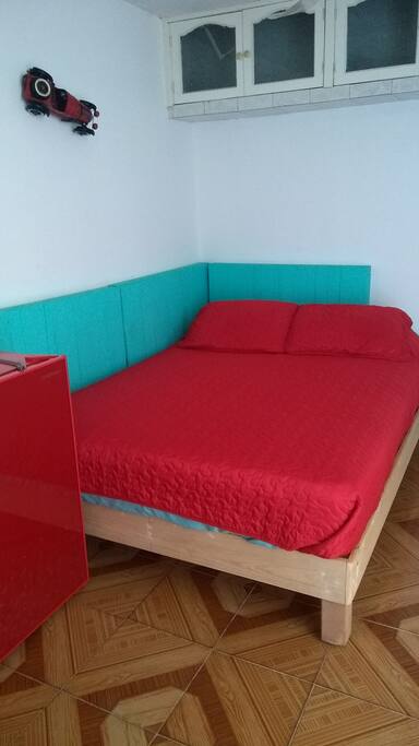 Cama matrimonial, frigobar
