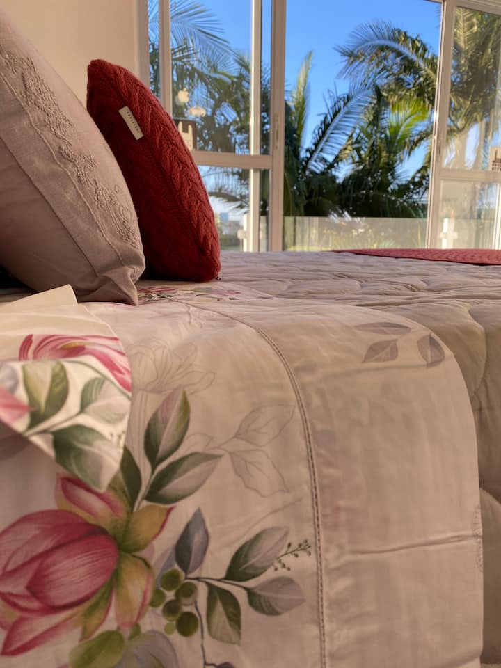 主套房！美丽的景观和电动百叶窗 