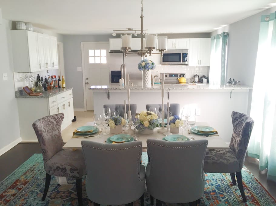 There's no better place to have a meal than in a beautiful dinning room. Sitting just off the kitchen is the perfect space for 6 people to enjoy a night in. Plenty of sunlight shines through the dinning room with modern comfortable chairs and a kitchen fit for any chef to use.