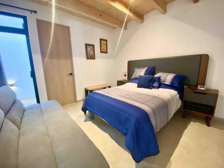 Hoofdslaapkamer met bed
Tweepersoonsbed, slaapbank, 24inch tv en eigen badkamer 