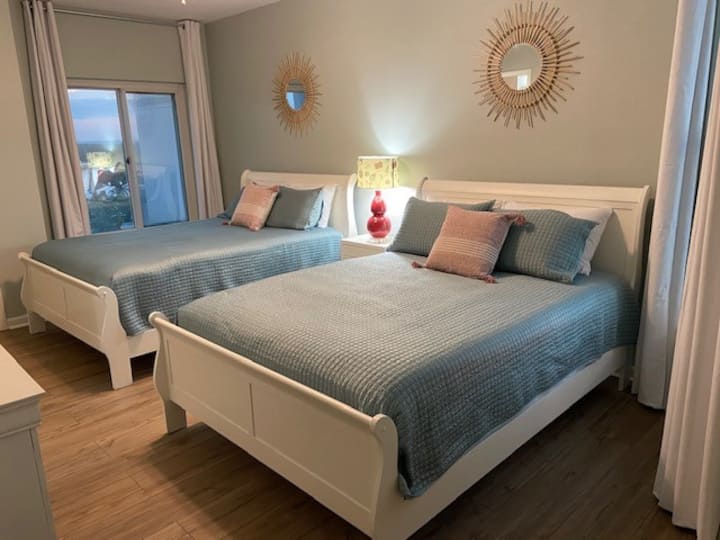 ห้องนอนที่สองของเรามีสองเตียง