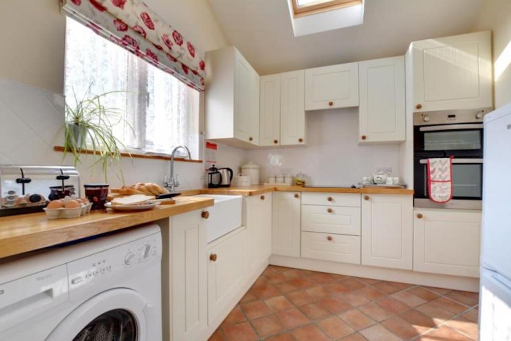 Fully fitted kitchen with washer and cooking facilities for use