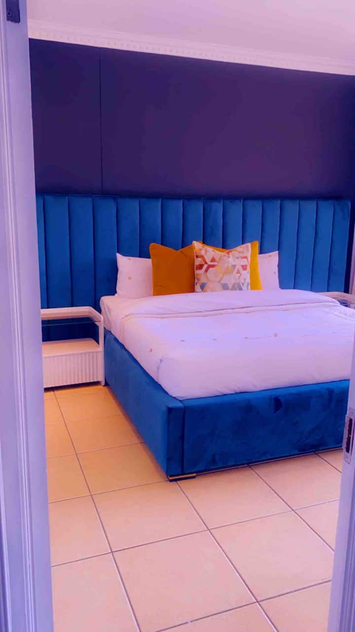 Il montre la chambre 1.