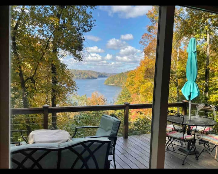 Fire Lake Estate-*Views *Hot Tub*
*GAME ROOM* WiFi