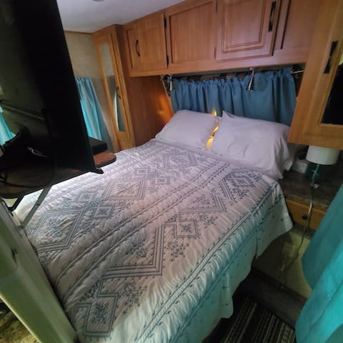 Private 2 beds/1br Camper in backyard with Kitchen